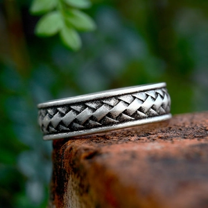 Bague Viking nordique vintage avec motif tressé en finition argent antique chic