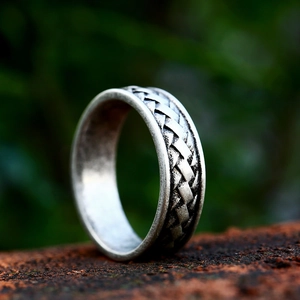 Bague Viking tressée en acier inoxydable pour hommes avec finition oxydée