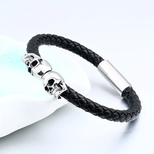 Pulsera para hombre de cuero trenzado negro con calaveras plateadas y cierre magnético