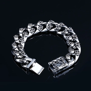 Bracelet cubain pour hommes en acier inoxydable avec des crânes sculptés en 3D