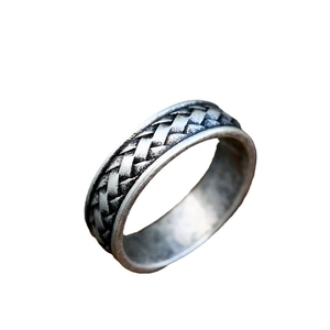Bague Viking vintage en acier inoxydable argenté avec motif tressé de style nordique