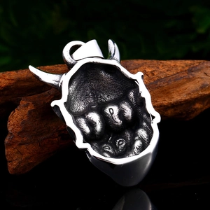 Pendentif masque Hannya en acier inoxydable vintage avec finition vieillie sur bois
