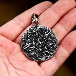 Collana con ciondolo a forma di drago vintage in acciaio inossidabile con rilievo
