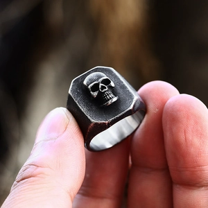 Macro-opname van vintage punk schedelring met reliëfdetails en zilveren afwerking