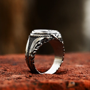 Vintage bikerring van roestvrij staal met gegraveerd turbineontwerp en rustieke zilveren finish