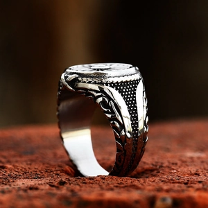 Macro-detail van retro roestvrijstalen turbine ring met radiaal reliëf en krulpatroon
