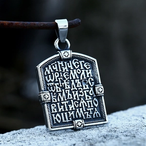 Pendentif gothique vintage en acier inoxydable avec texte cyrillique et détails de croix