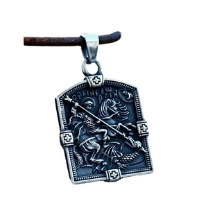 Pendentif vintage en acier inoxydable avec relief de Saint Georges terrassant le dragon