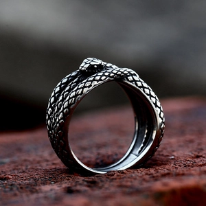 Gotischer Schlangenring aus Edelstahl im Punk-Stil mit detaillierten Schuppen und Vintage-Finish