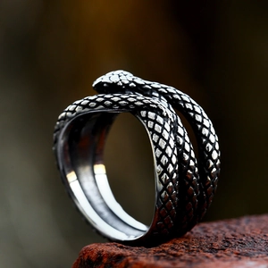 Makroaufnahme des Retro-Schlangenrings aus Edelstahl mit detaillierten Schuppen und Design