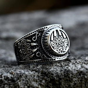 Anillo vikingo de garra de oso en acero inoxidable con nudos celtas sobre piedra gris