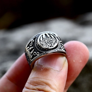 Detalle del anillo vikingo con garra de oso y nudos celticos en acero inoxidable pulido