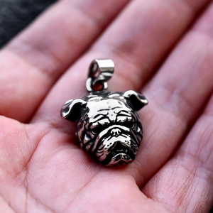 Dettaglio di un ciondolo a forma di bulldog inglese in acciaio inossidabile vintage