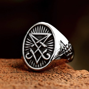 Anello vintage in acciaio inossidabile con sigillo di Lucifero e dettagli di pentacolo su roccia