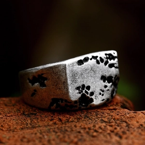 Herren Vintage Edelstahlring mit Felsentextur und Tiertatzendruck auf Steinoberfläche