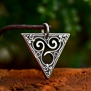 Pendentif Triangle en Acier Inoxydable Vintage avec Nœud Celtique et Triskèle pour Hommes Style Viking Nordique Bijou