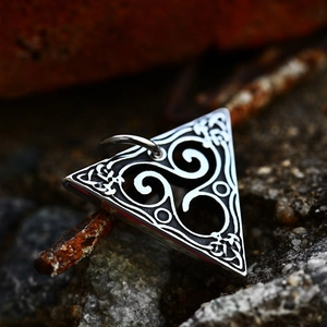 Pendentif triangle vintage en acier inoxydable avec triskelion et nœud celtique