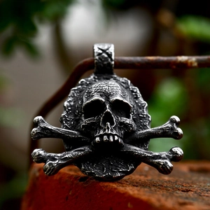 Pendentif tête de mort vintage en acier inoxydable sur fond de briques rouges