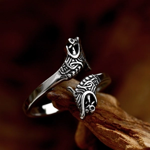 Macro detail van viking ring van roestvrij staal met dubbele wolfskoppen gravure