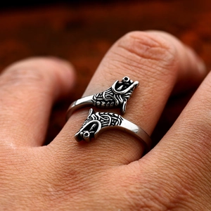 Macro-opname van een open ring met dubbele drakenkop met Keltische patronen en antieke look