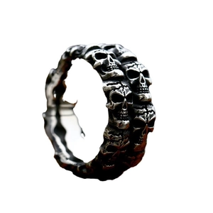 Anillo punk gótico de acero inoxidable con calaveras en relieve y acabado oxidado antiguo