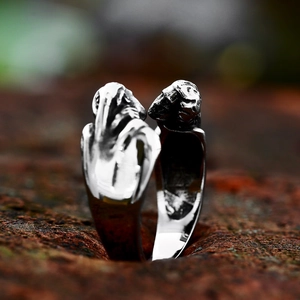 Vintage Edelstahlring im Gothic-Stil mit doppeltem Totenkopf-Design auf einem Fels