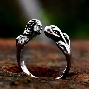 Vintage Edelstahlring mit künstlerischer Miniaturskulptur von zwei menschlichen Figuren