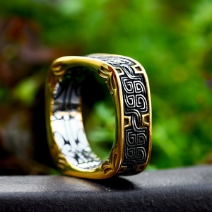 Bague carrée pour homme en acier inoxydable avec bords dorés et gravure celtique sur noir