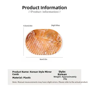 Vue détaillée du peigne ovale à motif marbre avec dimensions de 9cm sur 6,5cm