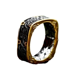 Bague rétro en acier inoxydable pour hommes avec bordure dorée et textures géométriques