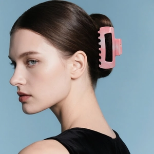 Pince à cheveux motif marbre rose sur cheveux bruns avec fond bleu doux et style élégant