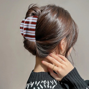Pince à cheveux minimaliste à rayures rouges et blanches pour chignon demi-attaché