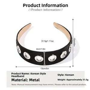 Détail du serre-tête punk large avec œillets métalliques et dimensions de 4cm de large