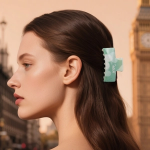 Pince à cheveux carrée vert Morandi avec imprimé cœur UV et inscription Nice pour femmes