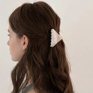 Dreieckige Haarspange mit Marmormuster für Damen eleganter Haarschmuck am Hinterkopf