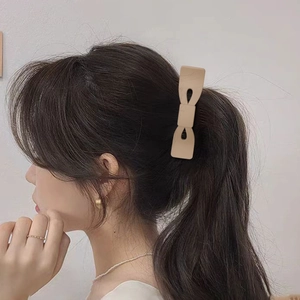 Pince à cheveux nœud beige mat élégante pour coiffure arrière et accessoire chic
