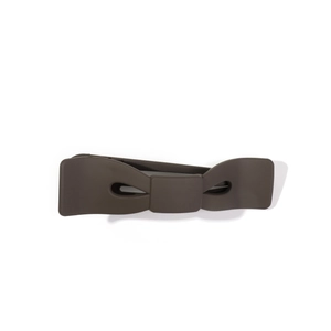 Grande pince à cheveux nœud marron mat pour femme avec un design papillon minimaliste
