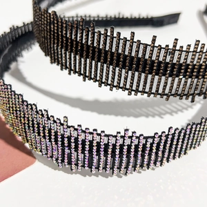 Détails de serre-têtes de luxe antidérapants avec strass brillants et design dentelé