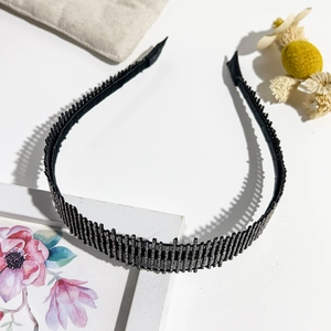 Détail d'un serre-tête antidérapant avec strass brillants et dents pour fixer les cheveux