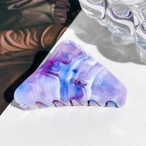 Detailansicht der dreieckigen Haarklammer mit violett-blauem Marmormuster für Damen