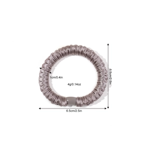 Chouchou minimaliste en soie glacée grise de 6,5 cm avec une texture plissée élégante