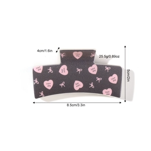 Pince à cheveux mate grise avec imprimé cœur rose et mesures de taille 8,5 cm