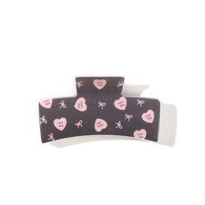 Pince à cheveux rectangulaire grise scintillante avec motifs cœur rose et nœud doux