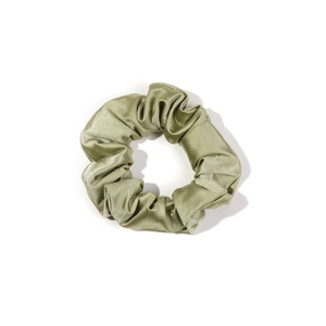 Chouchou en satin vert olive avec design plissé et éclat de soie élégant pour coiffure