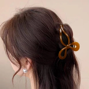 Elegant large brown butterfly hair claw clip for women's autumn hairstyle accessory