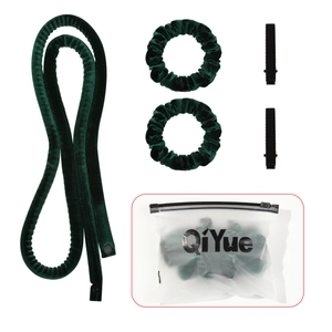Donkergroene fluwelen heatless hair curler set met scrunchies en clips in een tasje