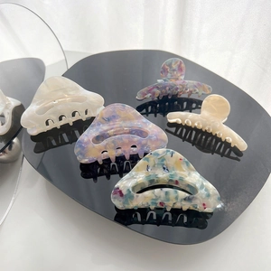 Détail des pinces à cheveux vintage en acétate marbré de différents motifs et tailles
