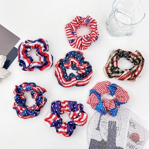 Detailansicht von 7 USA-Flaggen-Haargummis aus Satin mit Sternen- und Streifendesigns