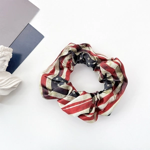 Detail eines großen Satin-Haargummis mit US-Flaggen-Muster in Vintage-Stars-and-Stripes-Optik