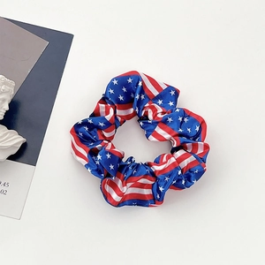 Detailansicht des Satin-Haargummis mit US-Flaggenmuster und seidiger Textur für Frisuren